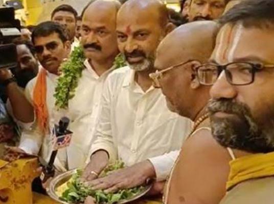 Bandi Sanjay : యాదాద్రిలో తడి బట్టలతో బండి సంజయ్ ప్రమాణం.. కేసీఆర్ ఎందుకు రాలేదని ప్రశ్న