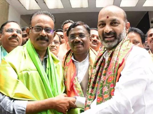 Bandi Sanjay : ముఖ్యమంత్రిని గ్రామ ఇంచార్జ్‌ స్థాయికి తీసుకొచ్చిన ఘనత బీజేపీది..
