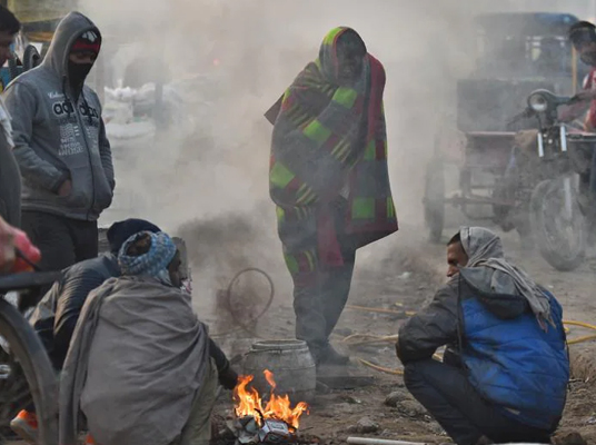 Cold Weather In AP And Telangana : తెలుగు రాష్ట్రాల్లో పంజా విసురుతున్న "చలిపులి"..