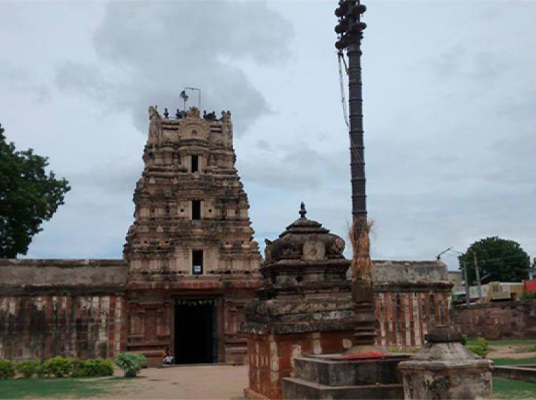 Temple : ఆలయంలోకి వెళ్లే గడపకు ఎందుకు నమస్కరించాలి?
