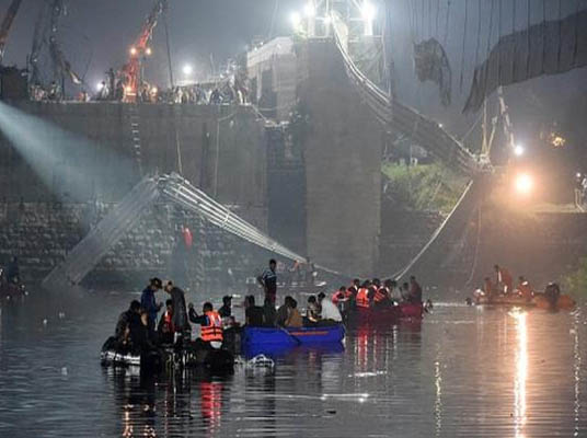 Morbi Bridge మోర్బీ బ్రిడ్జ్ కేసులో.. ఉన్నతాధికారి సస్పెండ్..