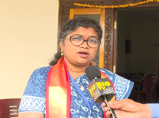 Palvai Sravanti : కేసీఆర్ తో భేటీ వార్తలపై పాల్వాయి స్రవంతి క్లారిటీ.. వాళ్లపై ఈసీకి ఫిర్యాదు