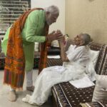 Modi : గుజరాత్‌ రెండో దశ పోలింగ్ కు సర్వం సిద్ధం… మోదీకి తల్లి ఆశీస్సులు ..