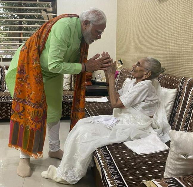 Modi : గుజరాత్‌ రెండో దశ పోలింగ్ కు సర్వం సిద్ధం… మోదీకి తల్లి ఆశీస్సులు ..