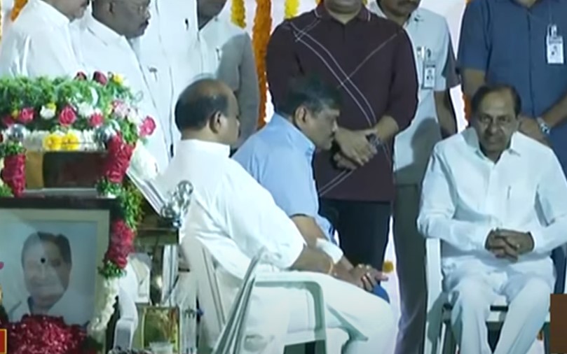 Hyderabad : నాలాలో పడిపోయిన కార్లు, ఆటోలు, ద్విచక్రవాహనాలు..