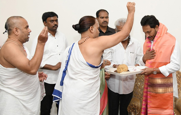 Madhya Pradesh : రూ. కోటికి పైగా వచ్చే వేతనాన్ని వదులుకొని సన్యాసిగా..