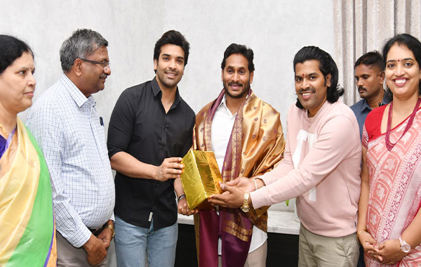 YS Jagan - Sirivennela: సీఎం జగన్‌ను కలిసిన సిరివెన్నెల కుటుంబం