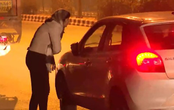Delhi: మహిళా కమిషన్‌ ఛైర్‌ పర్సన్‌ కు వేధింపులు.. వీడియో వైరల్..