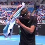 Alexander Zverev: తలపై రెట్టేసిన పిట్ట.. స్టార్ ప్లేయర్‌కు వింత అనుభవం