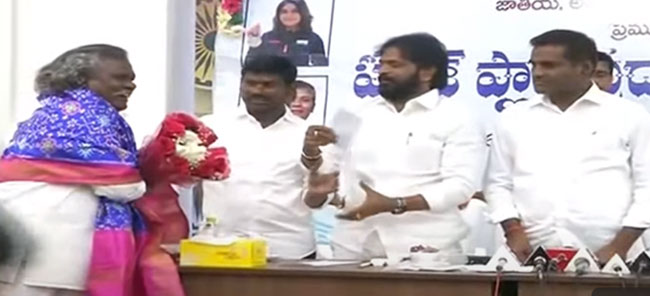 BRS: మంత్రి, ఎమ్మెల్యే మధ్య కోల్డ్ వార్.. మొగిలయ్య సాక్షిగా డైలాగ్ వార్..