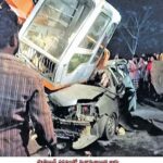 Car Accident: కారుపై పొక్లెయినర్ పడి.. దేవాలయం నుంచి వస్తూ దేవుడి దగ్గరికి..