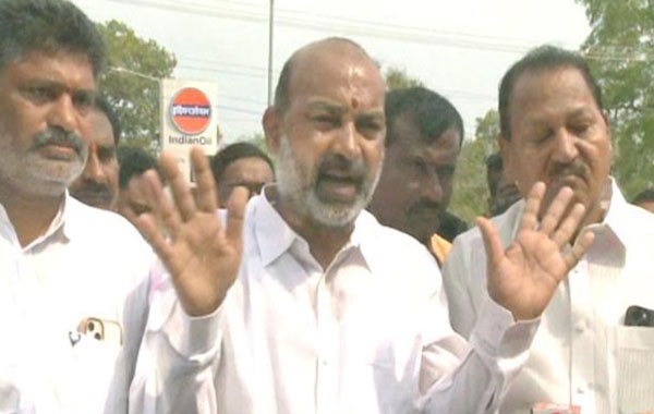 Bandi sanjay : జైలు నుంచి బండి సంజయ్ విడుదల.. కేసీఆర్ కుటుంబంపై ఫైర్..