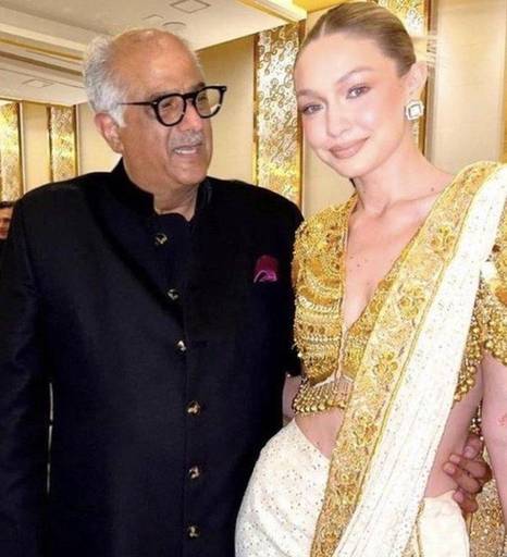 Boney Kapoor: అక్క‌డ చెయ్యి వేసిన‌ బోనీ క‌పూర్‌.. ఆడేసుకుంటున్న నెటిజ‌న్స్‌