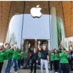 Apple Store launch in Mumbai : ఇండియాలో తొలి ఐఫోన్ రిటైల్ స్టోర్.. టిమ్ కుక్ ఫుల్ హ్యాపీ