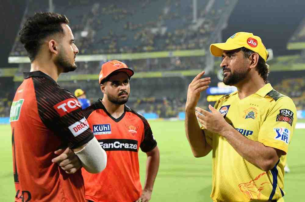 MS Dhoni: హైదరాబాద్ ఆటగాళ్లకు ధోనీ క్లాస్.. అలా కాదు ఇలా ఆడాలి..