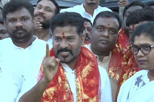 Revanth Reddy: రేవంత్ కంట కన్నీరు.. ఈటలకు దిమ్మతిరిగే వార్నింగ్.. రాజీ నా రక్తంలో లేదు.. భయం నా ఒంట్లో లేదు..