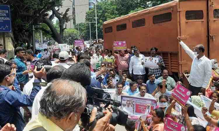 Teachers: కేసీఆర్‌కు 'స్పౌజ్' సెగ.. రాష్ట్రవ్యాప్తంగా టీచర్ల ఆందోళన..