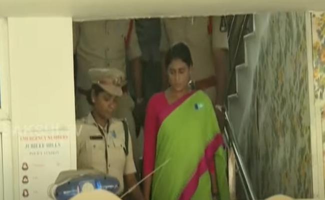 Mancherial : మహిళకు వేధింపులు.. పట్టపగలే యువకుడి దారుణ హత్య..