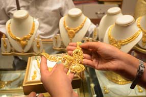 Gold Rates : గుడ్ న్యూస్.. తగ్గిన బంగారం ధర .. ప్రస్తుతం ఎంతంటే..?