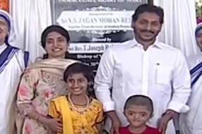 Jagan : జగన్ దంపతులు నిర్మల్ హృదయ్ భవన్ సందర్శన.. అనాథ పిల్లలతో ముచ్చట..