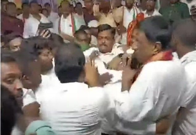 Congress: కొట్టుకున్న కాంగ్రెస్.. కొండా వర్సెస్ ఎర్రబెల్లి.. రచ్చ రచ్చ..
