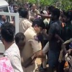 Crime News: కూతుర్ని నరికి చంపిన తండ్రి.. పోలీసుల కళ్లల్లో కారం కొట్టి దాడి..