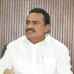 BRS: కార్మికుడిని కొట్టిన ఎమ్మెల్యే.. ఇదేంది గోవర్థనా..?