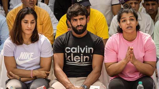 Wrestlers Protest : పతకాలు గంగలో కలిపేస్తాం.. ఆమరణ దీక్ష చేపడతాం.. రెజ్లర్ల హెచ్చరిక..