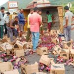 Beer: పాయే.. 200 కేసుల బీరు రోడ్డు పాలాయే..
