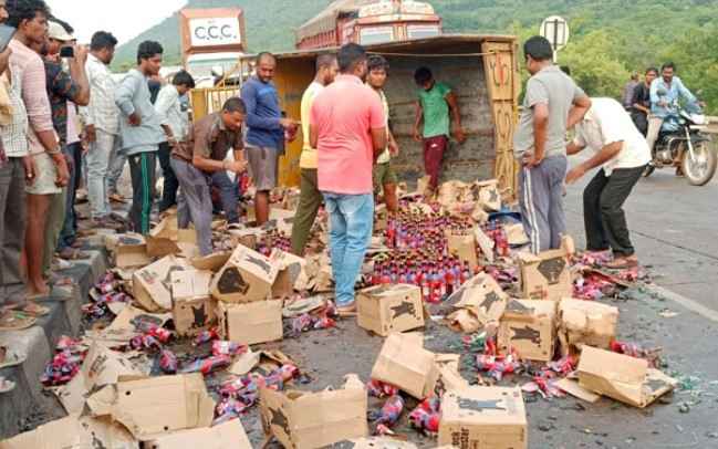 Beer: పాయే.. 200 కేసుల బీరు రోడ్డు పాలాయే..