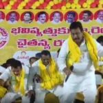TDP: కుప్పకూలిన డయాస్.. కిందపడిన టీడీపీ టాప్ లీడర్స్..