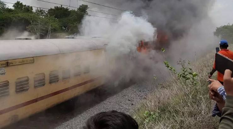 Vizag : మహిళా సీఐ దందా.. రూ. 2 వేల నోట్ల వ్యవహారంలో కేసు నమోదు..