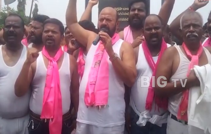 BRS news today : చొక్కా విప్పి ఎమ్మెల్యే రచ్చ.. 'ముత్తిరెడ్డి వర్సెస్ పల్లా'.. వార్ పీక్స్..