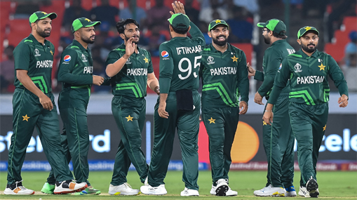Pakistan Team: ఉప్పల్ స్టేడియం స్టాఫ్ పై తమ ప్రేమాభిమానాలు చాటుకున్న పాక్ ఆటగాళ్లు..