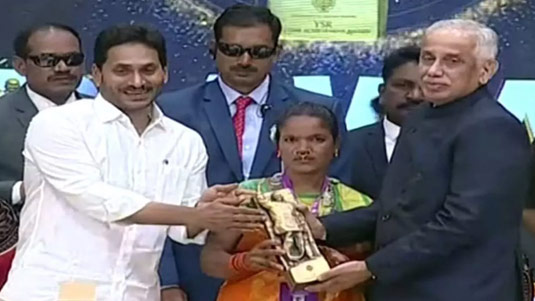 Sankranti Movies 2024 : సంక్రాంతి బరి నుంచి వెనక్కి తగ్గుతున్న మాస్ మహరాజ్.. అసలు కారణం అదేనా?