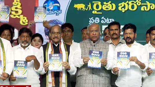 Satyavathi Rathod : ప్రలోభాల పర్వం.. హారతి పళ్లెంలో డబ్బులు.. మంత్రిపై కేసు..