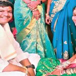 Suicide Attempt : గోదావరిలో దూకిన నవ జంట.. వరుడు ఒడ్డుకి.. వధువు గల్లంతు..