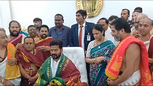 Revanth Reddy : సచివాలయానికి సీఎం రేవంత్.. గ్రాండ్ ఎంట్రీ..