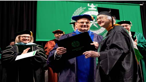 Graduation at 90 : 90 ఏళ్ల వయసులో డిగ్రీ.. మనవడితో కలిసి గ్రాడ్యుయేషన్ పట్టా..