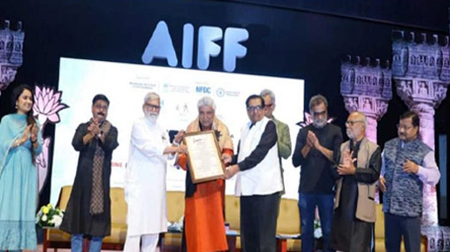 Tadipatri : చెత్త తొలగిస్తున్న ఎమ్మెల్యే.. అడ్డుకున్న మున్సిపల్ కార్మికులు..