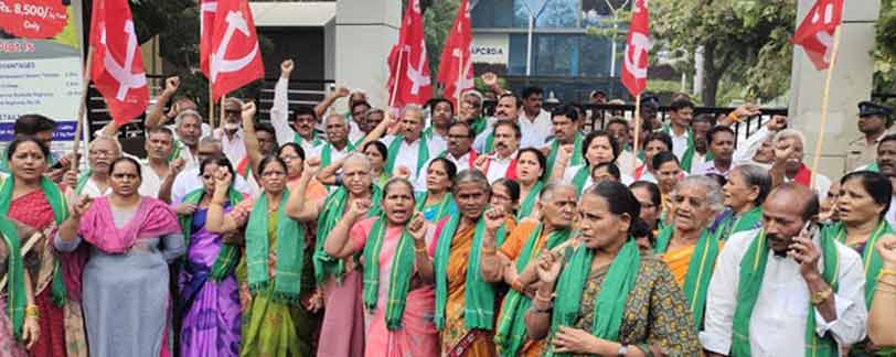 Meenakshi Chaudhary: పాన్ ఇండియా సినిమాలో ఛాన్స్ కొట్టేసిన మీనాక్షి చౌదరి..!