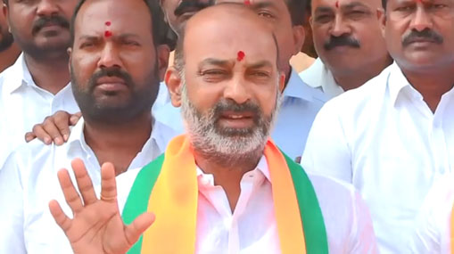 Bandi Sanjay : కాంగ్రెస్ ప్రభుత్వాన్ని కూల్చేందుకు కేసీఆర్ కుట్ర.. బండి సంజయ్ సంచలన వ్యాఖ్యలు..