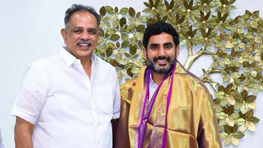 Iphone stolen in Vrindavan | గుడిలో భక్తుడి ఐఫోన్ చోరీ.. అందరూ చూస్తున్నా బెదరని దొంగ?