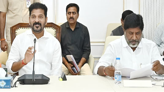 Botsa Satyanarayana : మంత్రి బొత్సకు నిరసన సెగ..  వాహనాన్ని అడ్డుకున్న అంగన్వాడీలు..