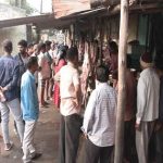 Non Veg Market : కిక్కిరిసిన మటన్, చికెన్ షాప్ లు.. ఉదయం నుంచే క్యూలో మాంసం ప్రియులు..