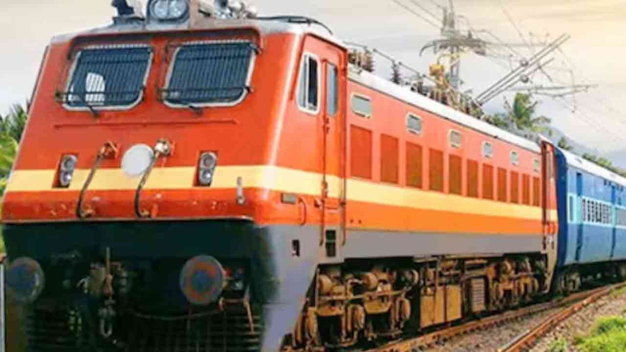 Train Accident: గౌడవెల్లిలో ట్రైన్ ఢీకొని.. తండ్రి, ఇద్దరు కూతుళ్లు మృతి