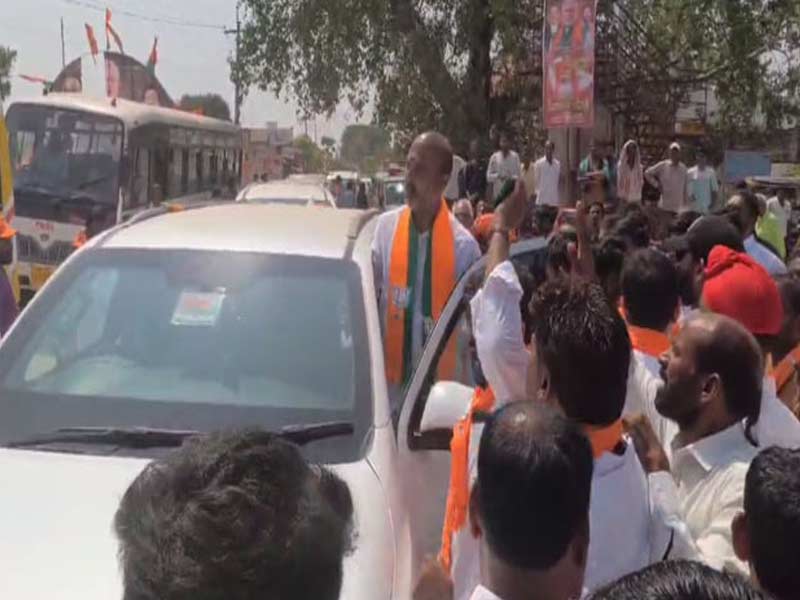 Bandi Sanjay: హనుమకొండలో ఉద్రిక్తత.. బండి సంజయ్ కాన్వాయ్ పై కోడిగుడ్లతో దాడి..