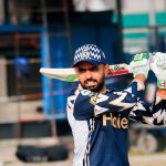 Babar Azam: జిమ్‌’బాబర్’ అంటూ ఫ్యాన్స్ హంగామా.. బాటిల్ విసరబోయిన పాక్ మాజీ కెప్టెన్.. వీడియో వైరల్..