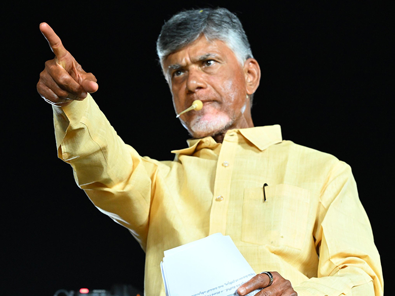 Manchu Lakshmi: మంచు లక్ష్మీ అందాల ఆరబోత.. పైట పక్కకు జరిపి..