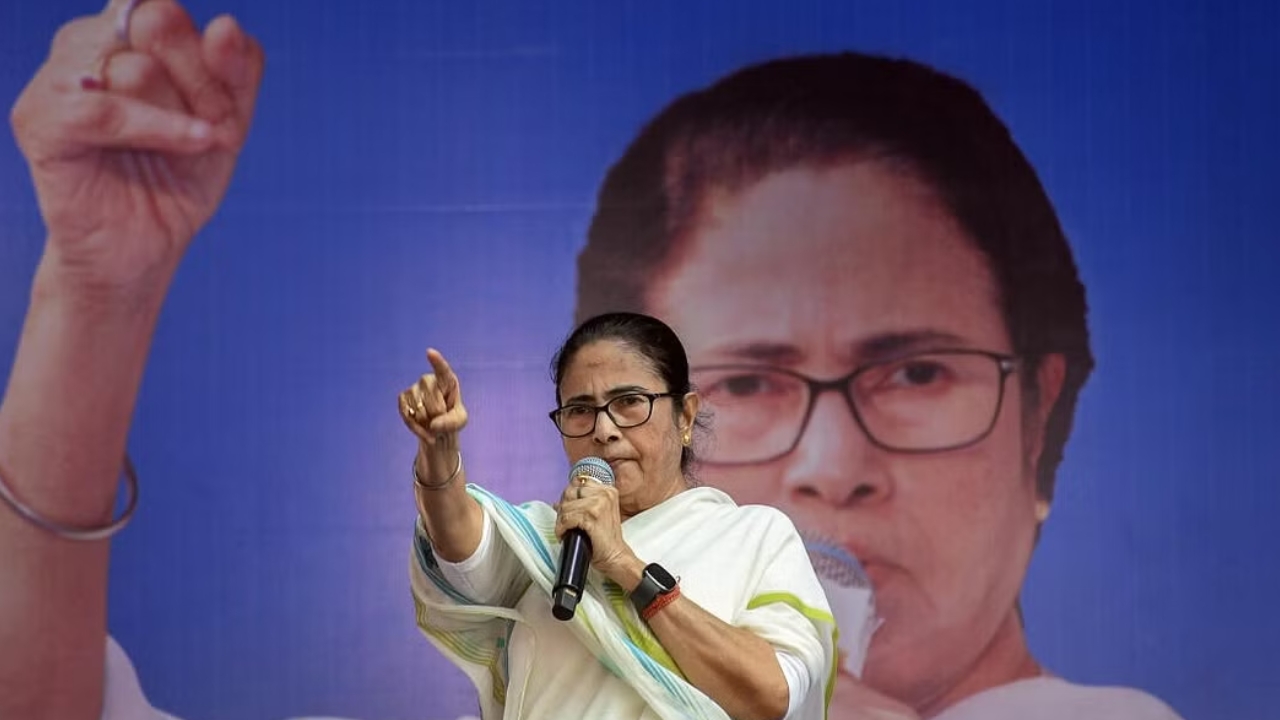 Mamata Banerjee: రామ నవమి రోజు అల్లర్లు సృష్టించే కుట్ర జరుగుతోంది.. మమతా బెనర్జీ సంచలన వ్యాఖ్యలు..